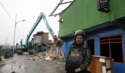 Phá dỡ 'khu đèn đỏ' nổi danh tại Indonesia